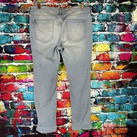 Old Navy Boyfriend Straight Leg Light Wash Distressed Denim Jeans Size 14 - Picture 5 of 8